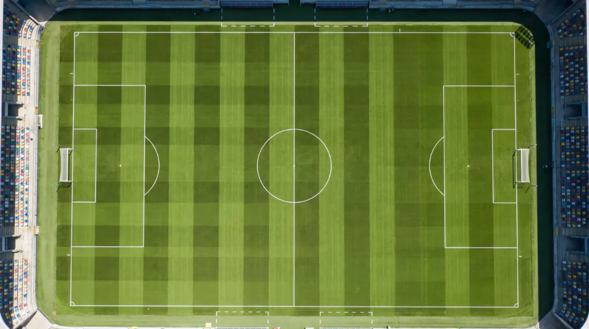 Tabla comparativa de los 16 estadios del Mundial 2026 con capacidad, techo, clima y superficie de juego